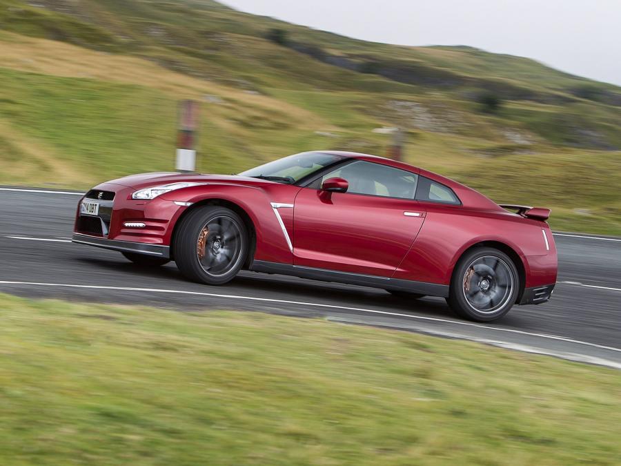  Nissan GT-R 2014 года  (UK) (фото 12 из 19)